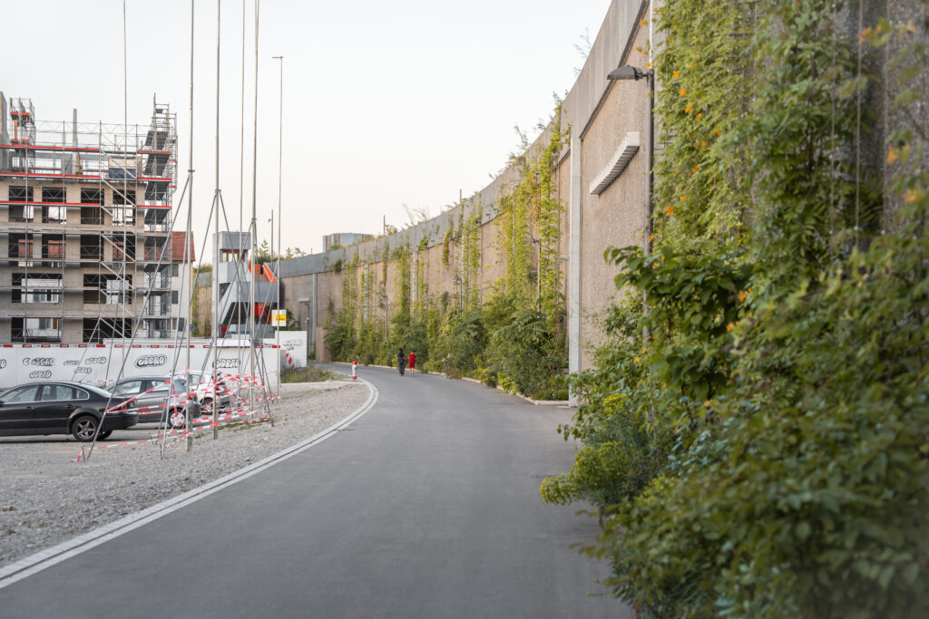 Wand der Autobahneinhausung des Ueberlandparks wurde mit bodengebundener Fassadenbegrünung ausgestattet. Binding Preis für Biodiversität 2026