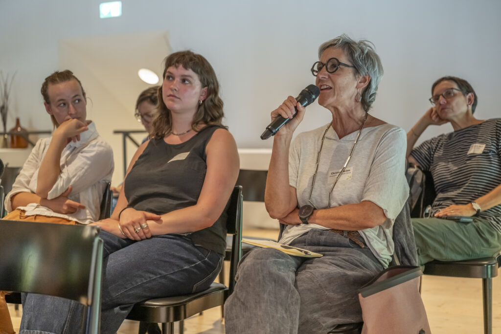 Christine Bräm reagiert im Plenum auf die Wünsche der Teilnehmenden an der Fachveranstaltung 2026