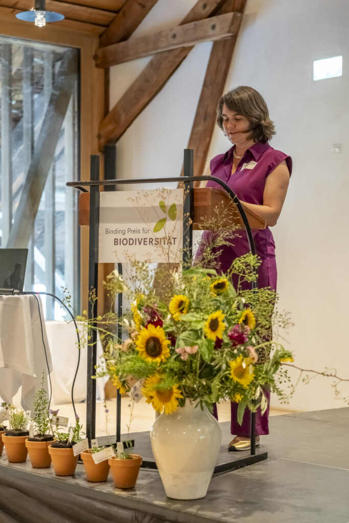 Simone Brander, Stadträtin der Stadt Zürich, hält eine kurze Rede.