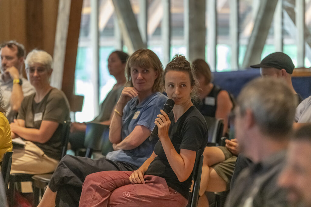 Sarah Barth reagiert als Architektin auf die Wünsche der Teilnehmenden im Plenum.