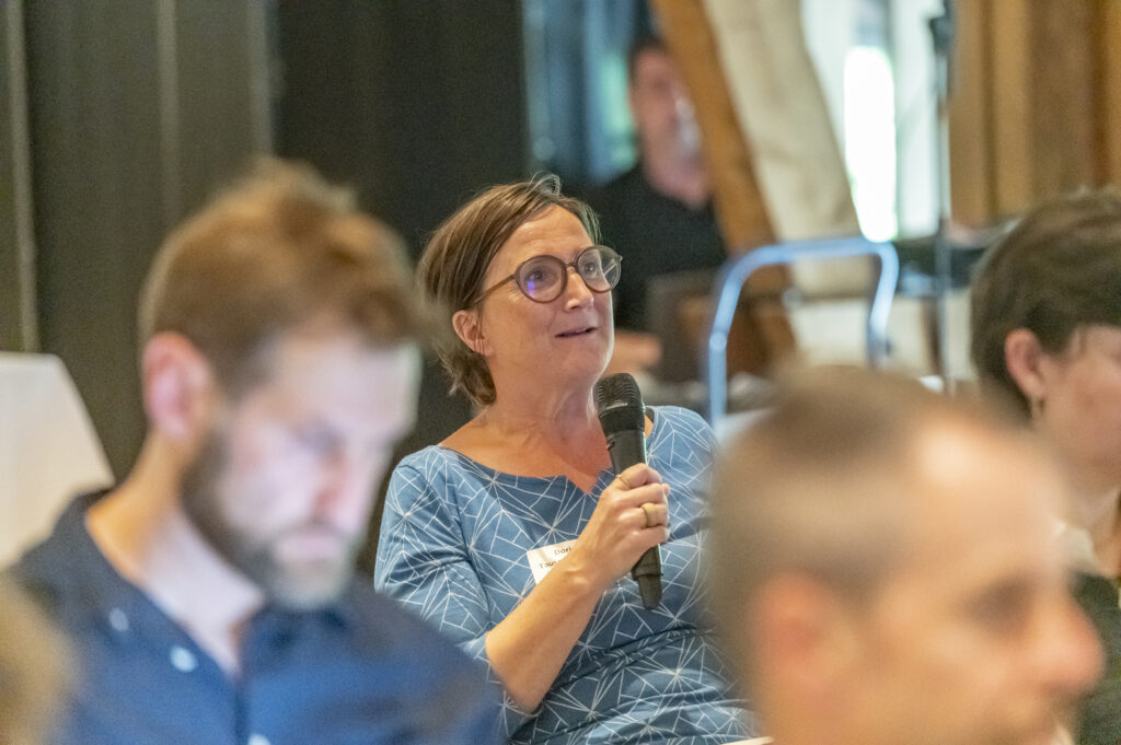 Doris Tausendpfund reagiert auf die Wünsche der Teilnehmenden.