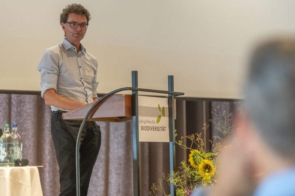 Daniel Lehmann Pollheimer hält die Laudatio auf den Binding Anerkennungspreisträger 2026 die SBB Energie.